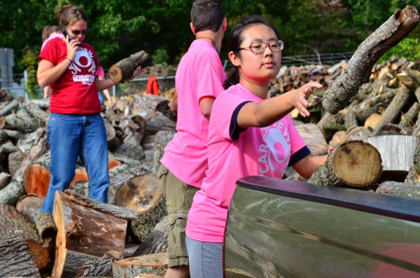 Carson-Newman ELI student Kuo “Jessie” Wang, of China’s Inner Mongolia, assists at Appalachian Outreach’s Ministry Center in Jefferson City.  Wang joined over 450 other members of the Carson-Newman community in outreach projects across three counties as part of Operation Inasmuch.