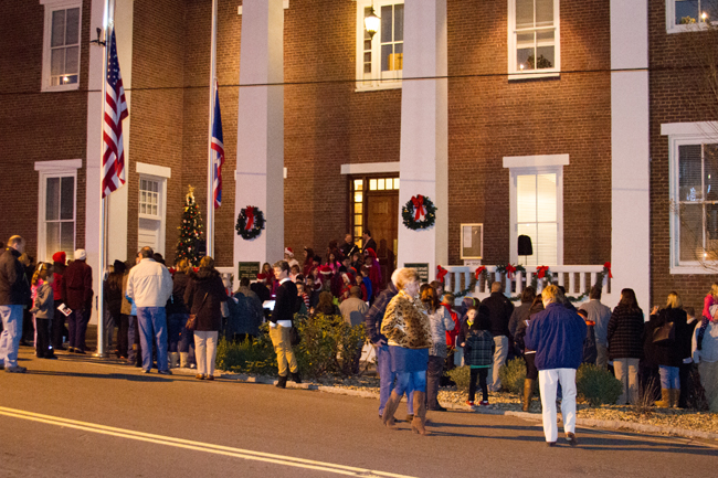 Dandridge Ministerial Association holds annual tree lighting ceremony and children's choir on Courthouse steps.Staff Photo by Jeff Depew